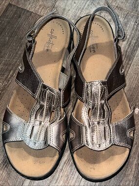 Clarks / metallic bronze sandals Comfortable design with adjustable straps.